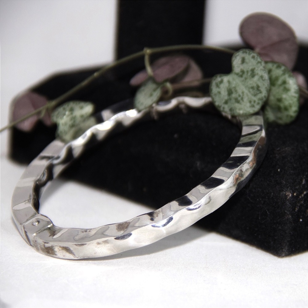 Modernist Sterling Silver Hammered Wavy Hinged Bangle Bracelet Italy 925 7 Inch